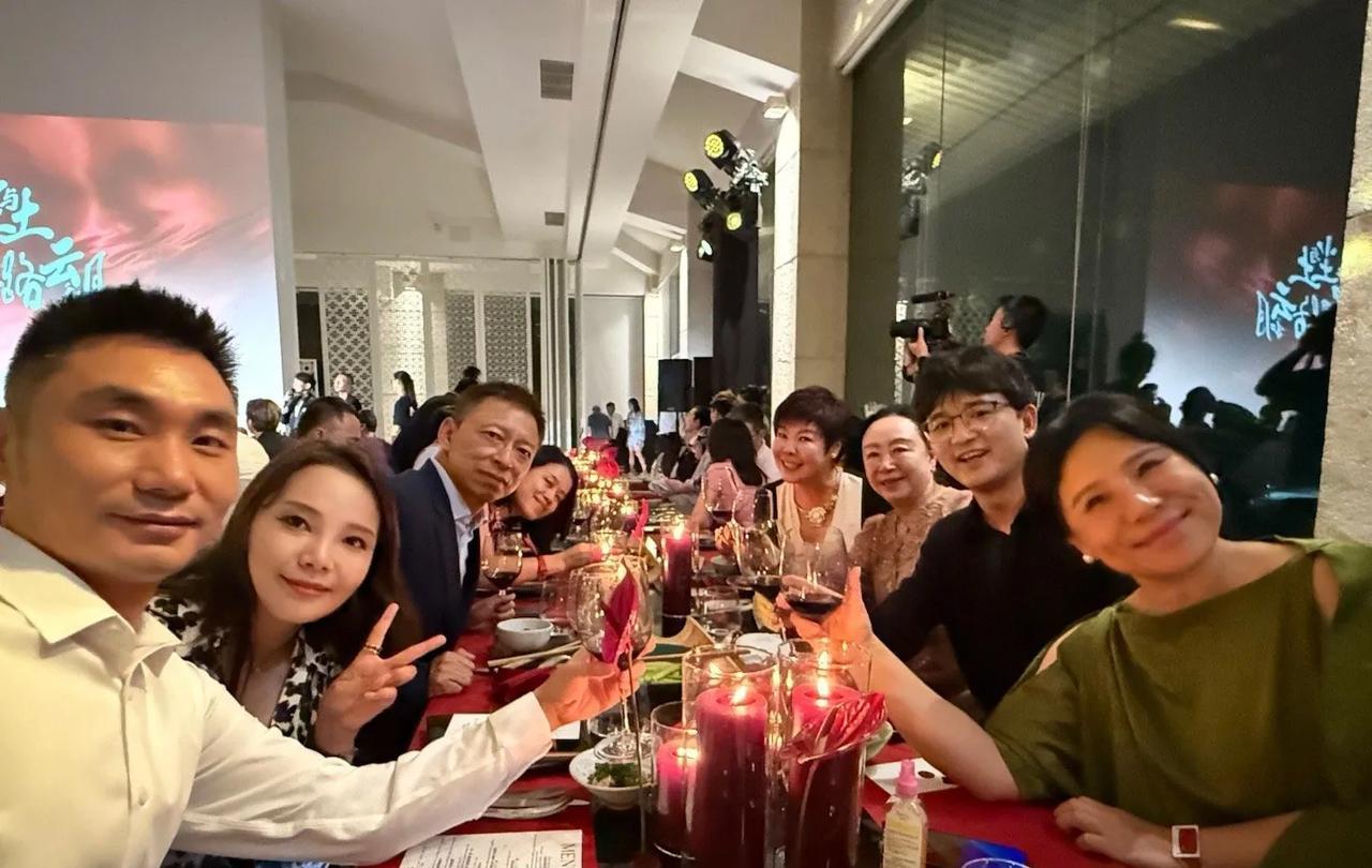 陈岚曝光了昨天李国庆婚礼的内场图。看见了张朝阳，看见了于丹，看来还真的是一个非