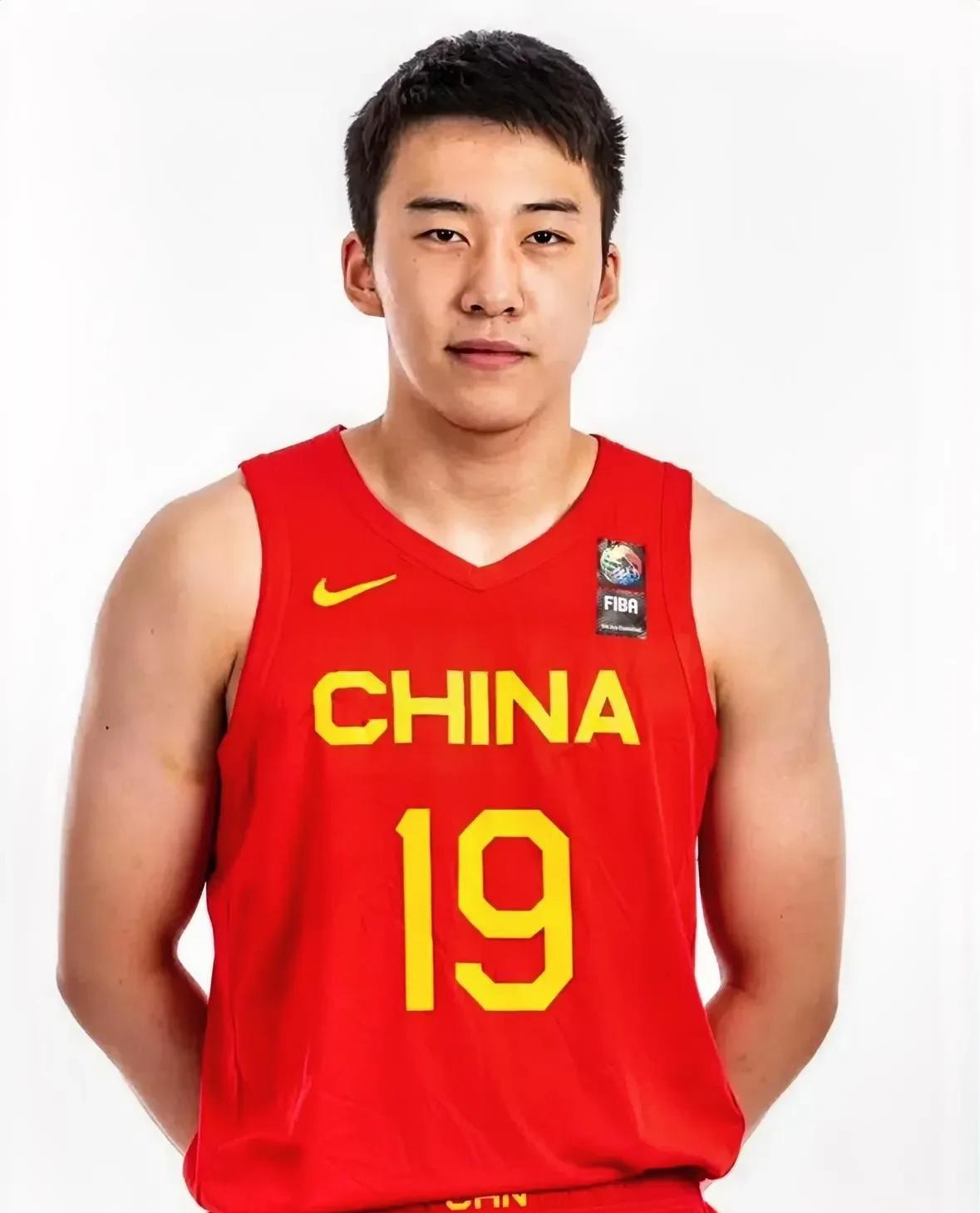 昨天中国男篮最亮眼的，不是投中3记三分的程帅澎，也不是高效的胡金秋，而是2