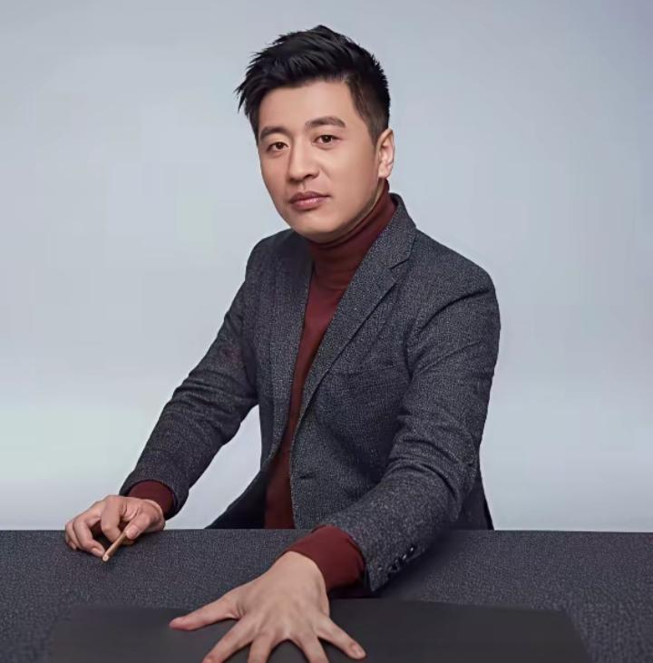 张雪峰生前的善举温暖了所有人，2023年启动暖风助学，每年100万连捐5年；同年