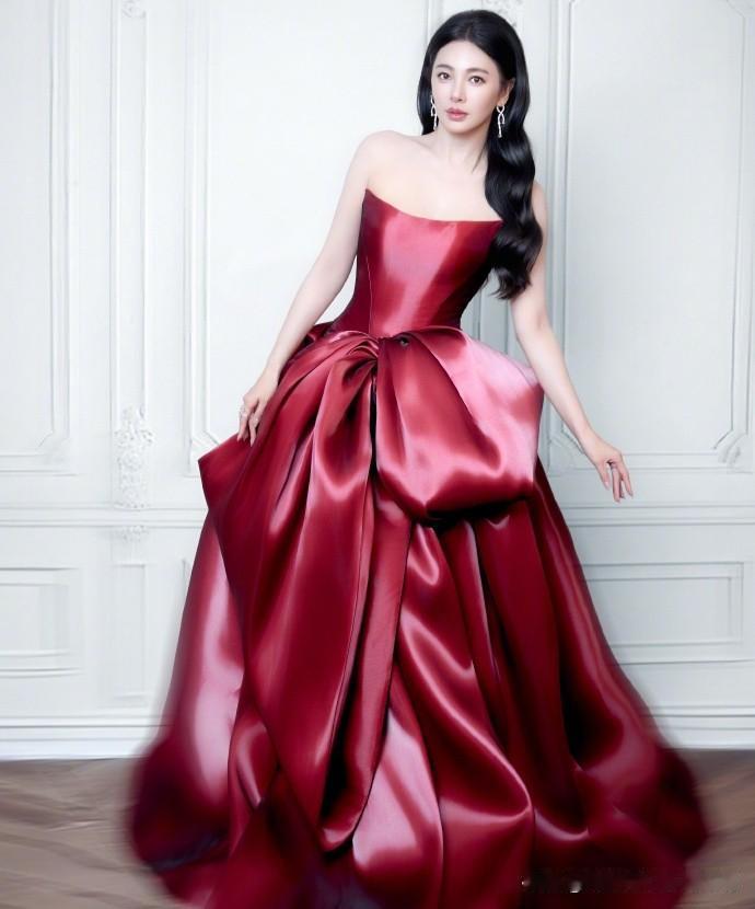 张雨绮这身红色流光抹胸礼服也太惊艳了！酒红色缎面流光溢彩，抹胸设计勾勒出优雅肩颈