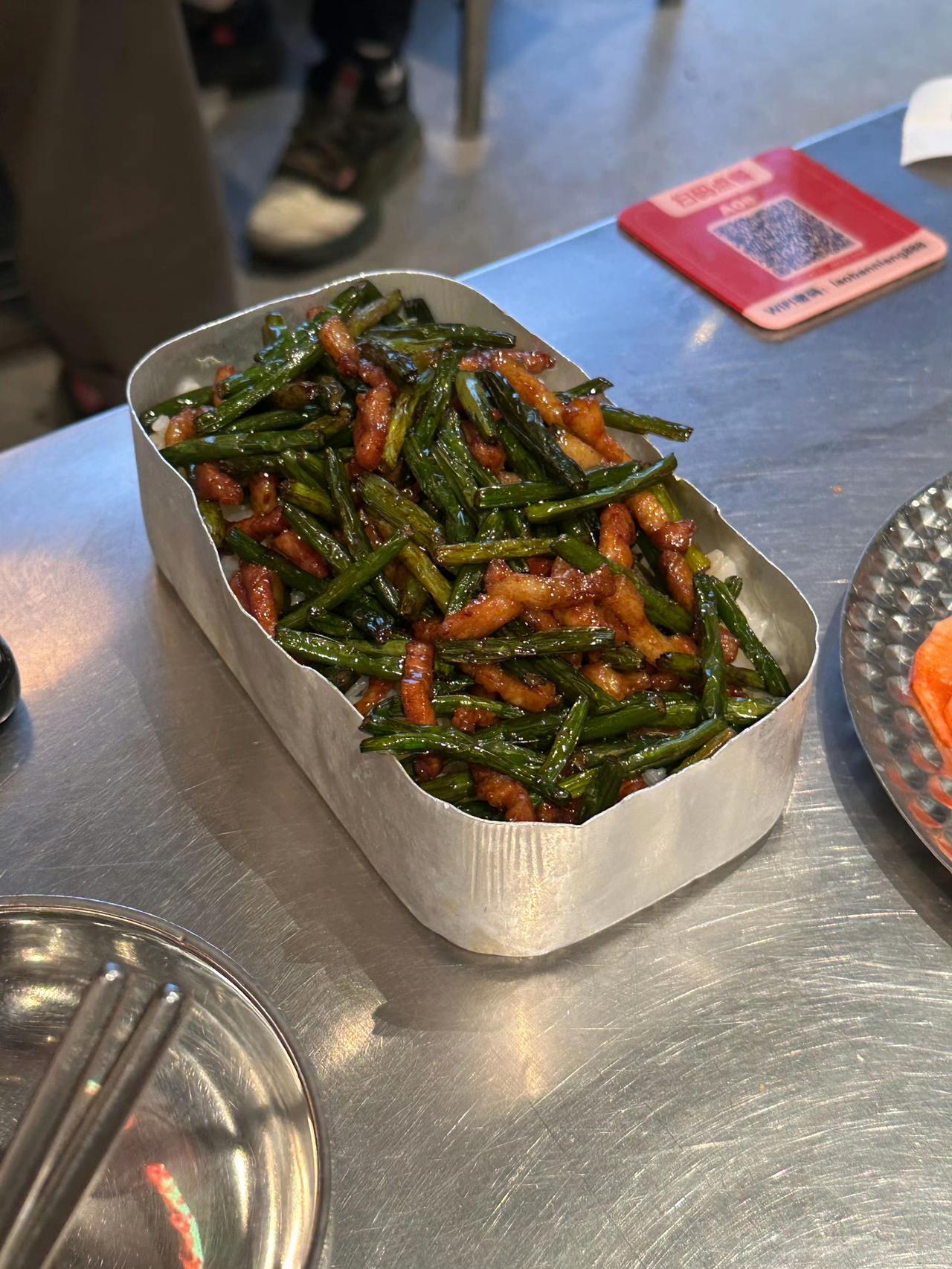 大姨送来一盒菜，如今这饭盒不好买到了。