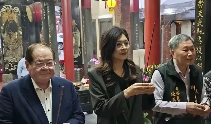 有人说郑丽文是一个弱势党主席，过分依赖李乾龙，这话有点儿道理，但不要全对。