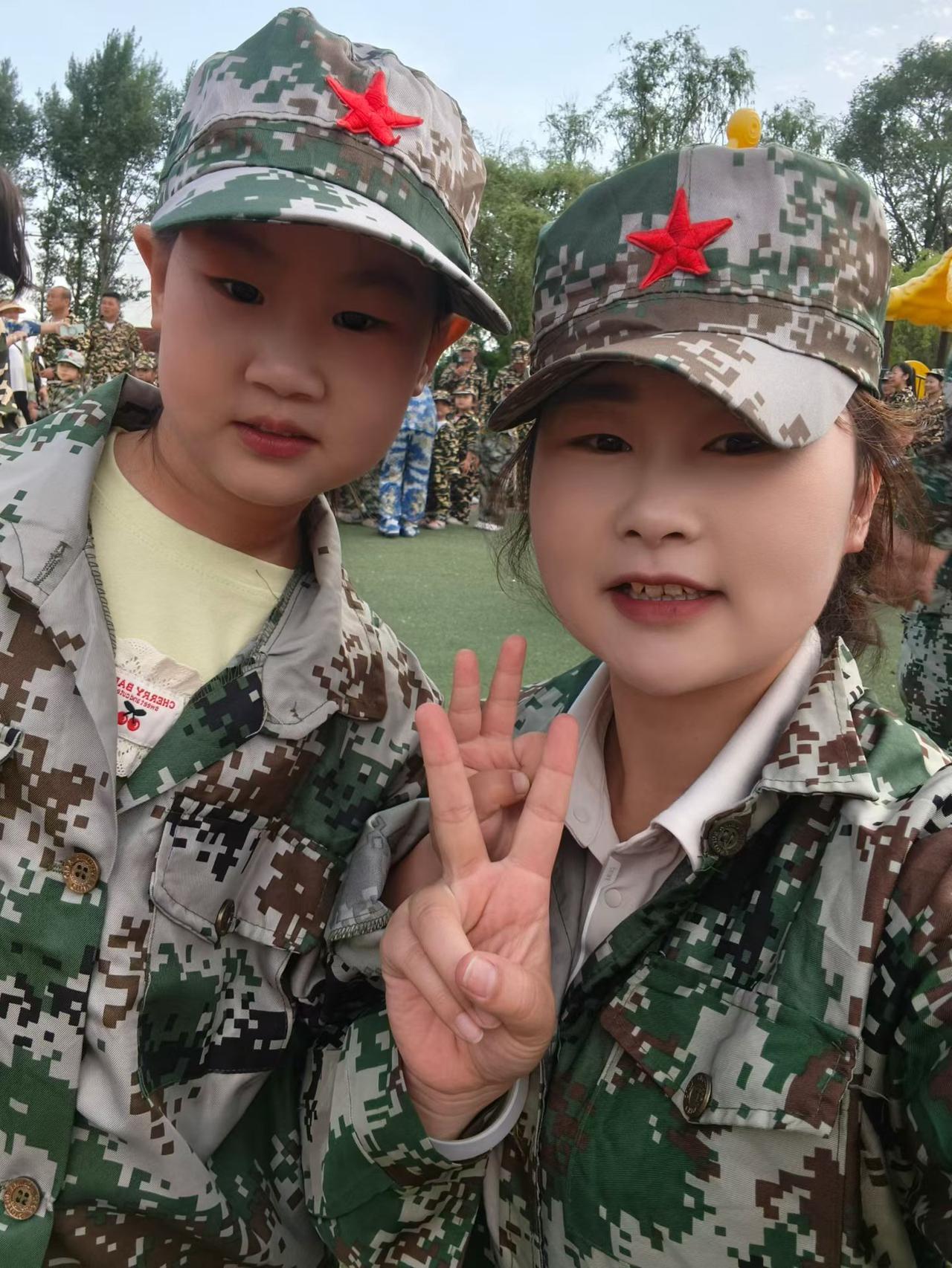 军营里的快乐时光，一起比个胜利✌️✌️✌️
