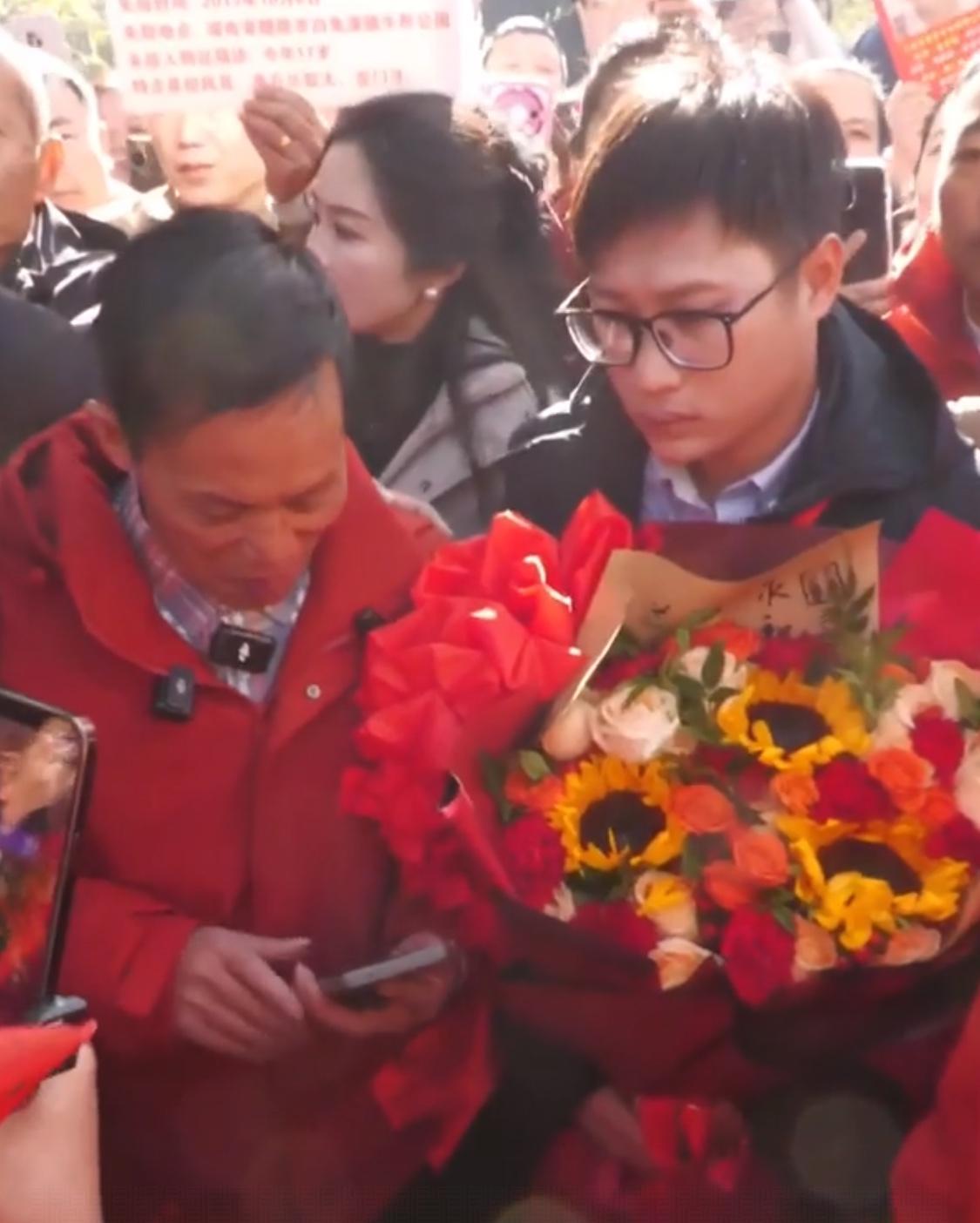 梁志辉从一开始就一个表情，冷冷的，也不太高兴，就算爸爸妈妈怎么撕心裂肺的哭，他仍