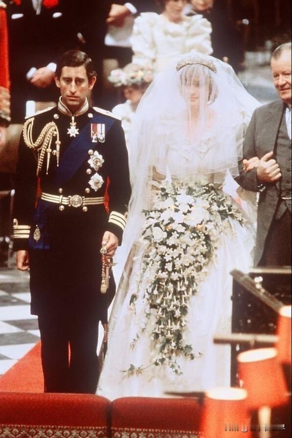 提起1981年戴安娜王妃与查尔斯的世纪婚礼，所有人第一印象都是恢弘隆重、万众瞩目