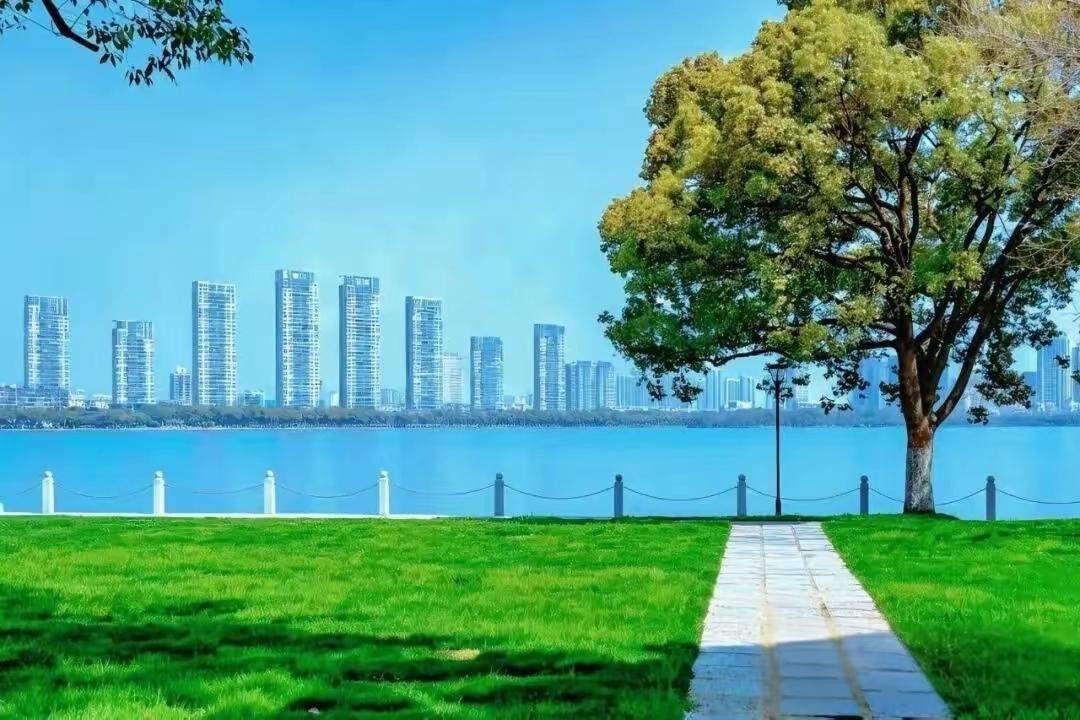 千公里绿道纵横洪城，南昌实现从依水而居到拥绿而兴的生态蝶变一江十河串百湖，