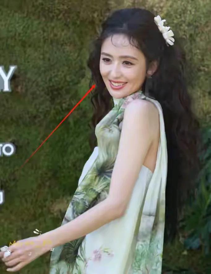 佟丽娅是浓颜系列美女，她适合各种惊艳的打扮，比如这身打扮也挺适合她的。一头波浪卷