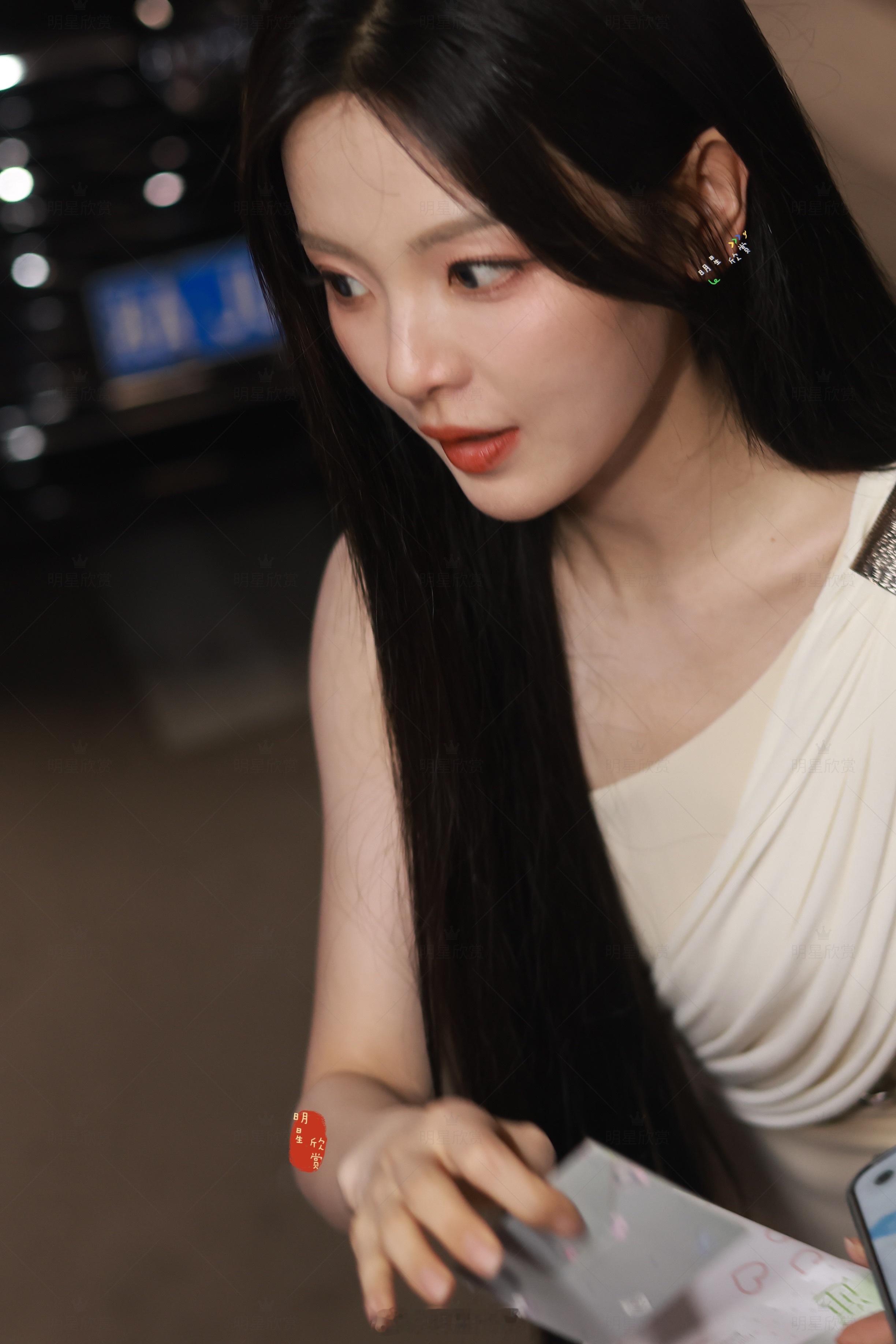 杨超越260805心动的信号上下班