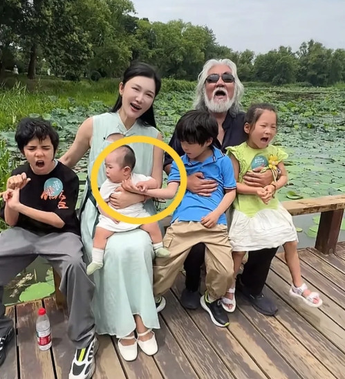 张纪中的家教很好！端午节当天，张导一家人6口去观看赛龙舟表演🛶，小儿子嘟嘟期
