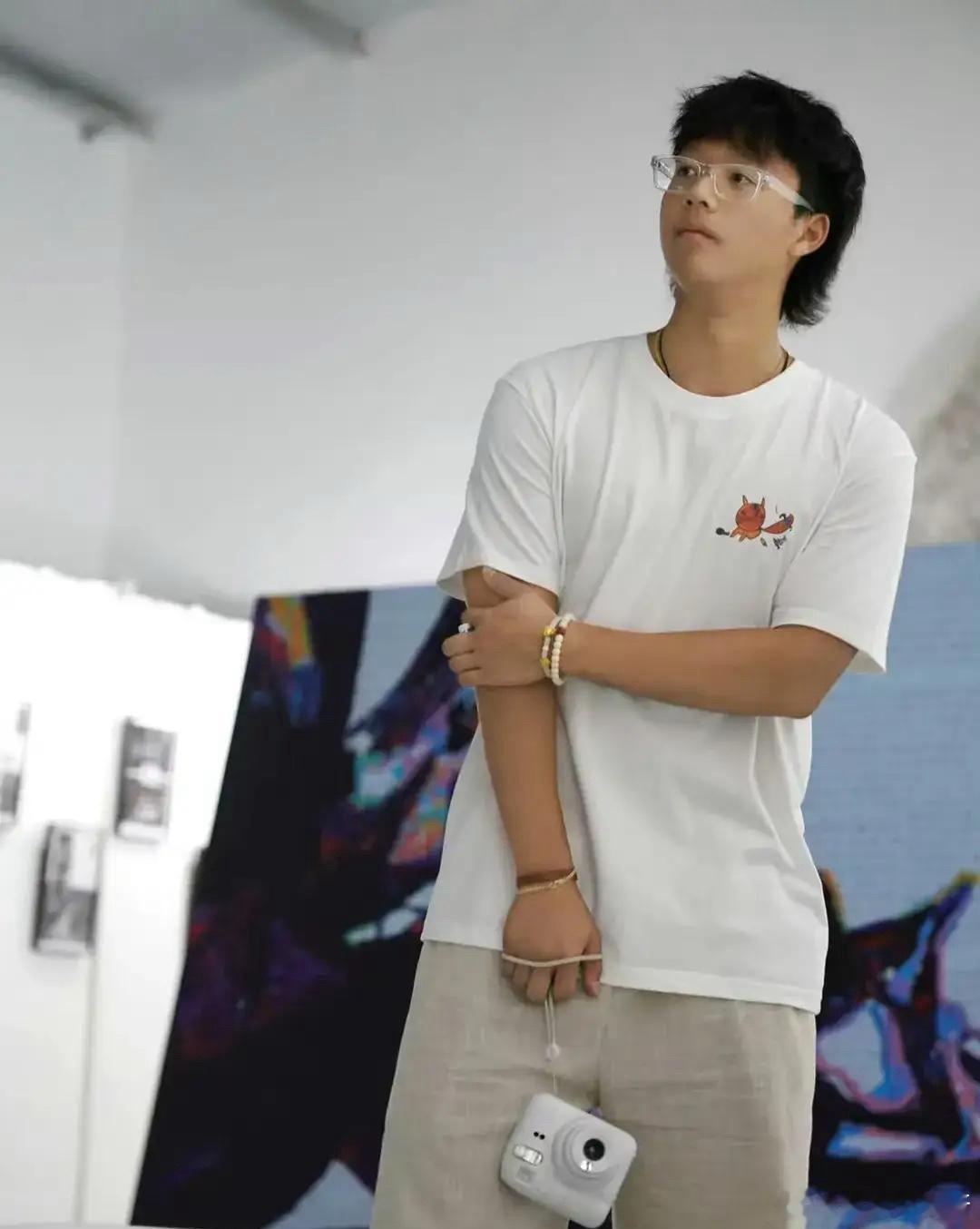 歌手孙悦18岁儿子Andy在798举办个人摄影艺术展，作为妈妈必须要高调的炫耀一