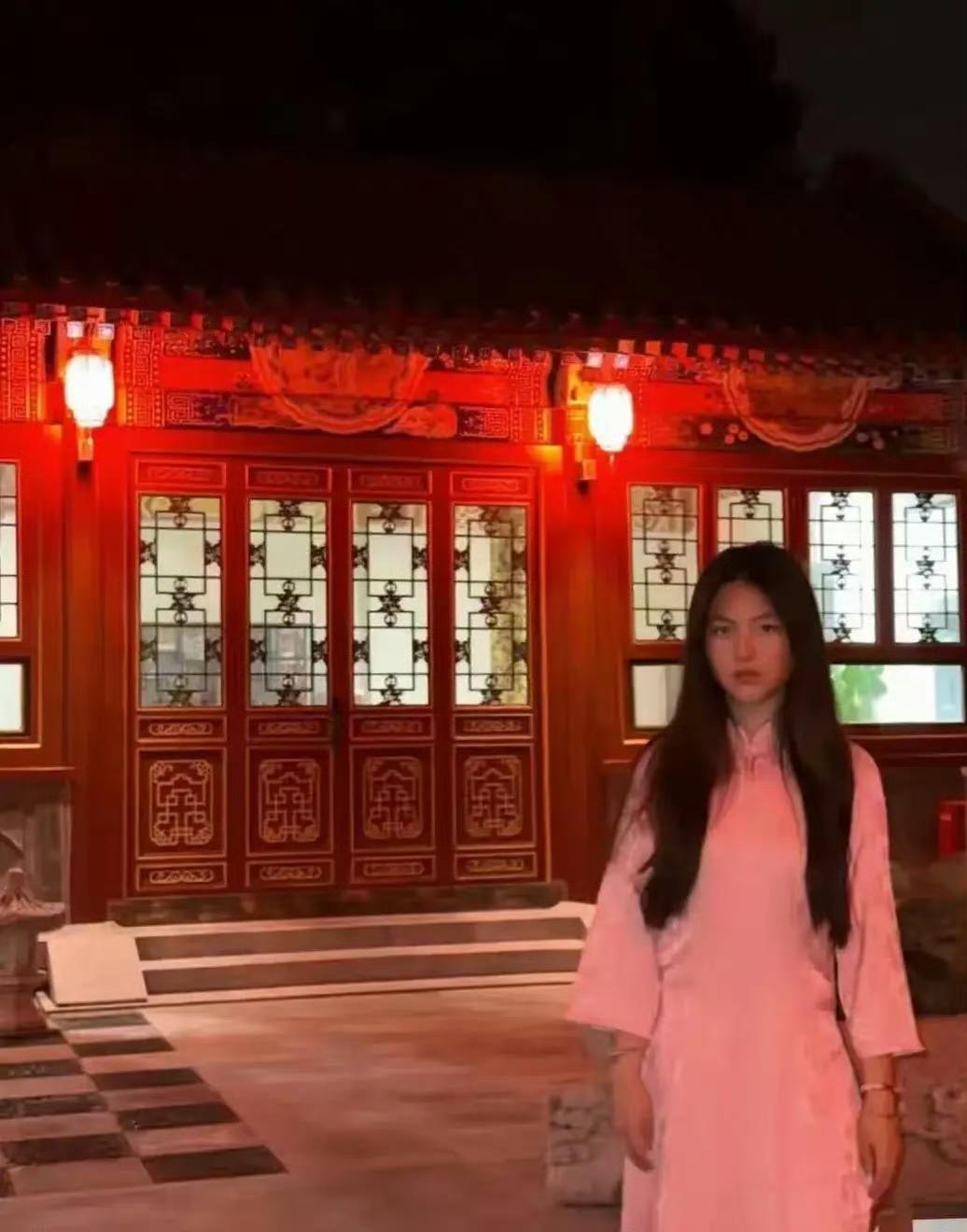 李湘估计吓一跳！王诗龄一袭复古旗袍上演午夜“恐怖片”，这气质李湘看了都摇头！