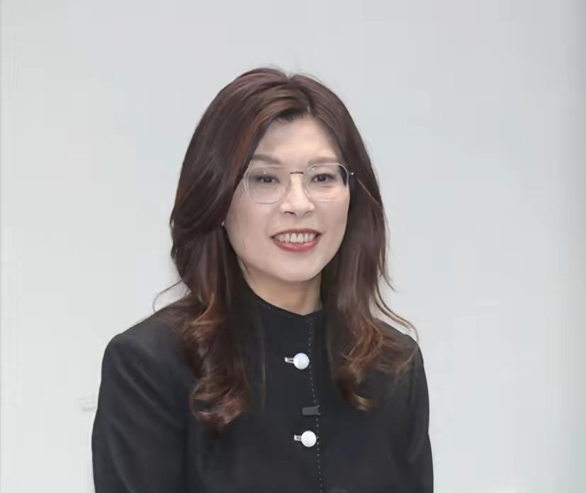其实，郑丽文去美国访问是背负巨大压力的，可她不得不这样做。这种压力来自三个层