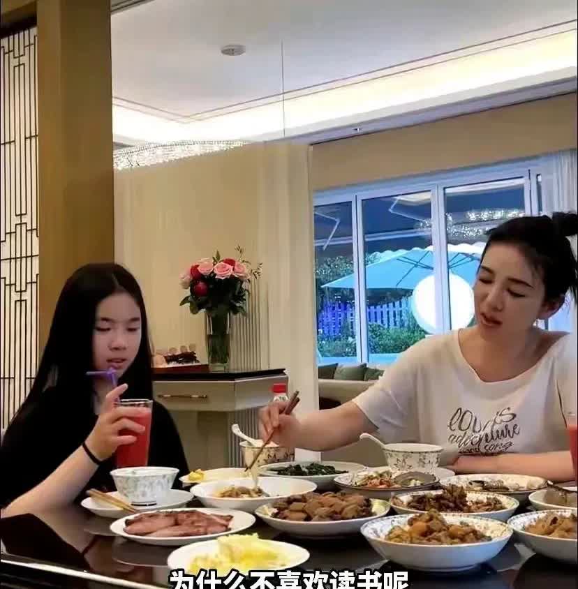 黄奕居家生活照，看得出来，她的厨艺非常好啊。[捂脸哭][捂脸哭]