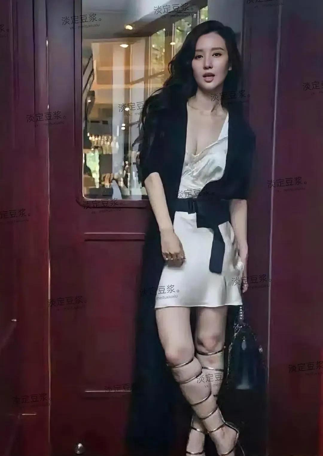 看很多人说演员张萌好看，哪好看？这腿绑的像“红孩儿”的金项圈似的，裙子吊带像脱落