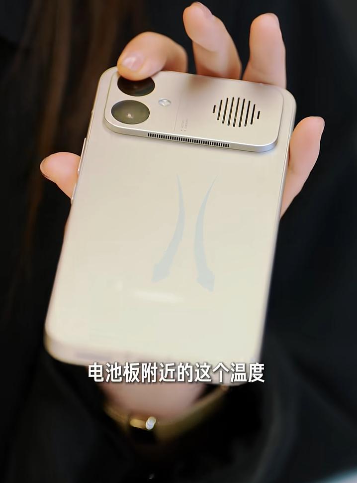 REDMIK90Max的风扇出风口在Deco的下方，废风还能作为二次降