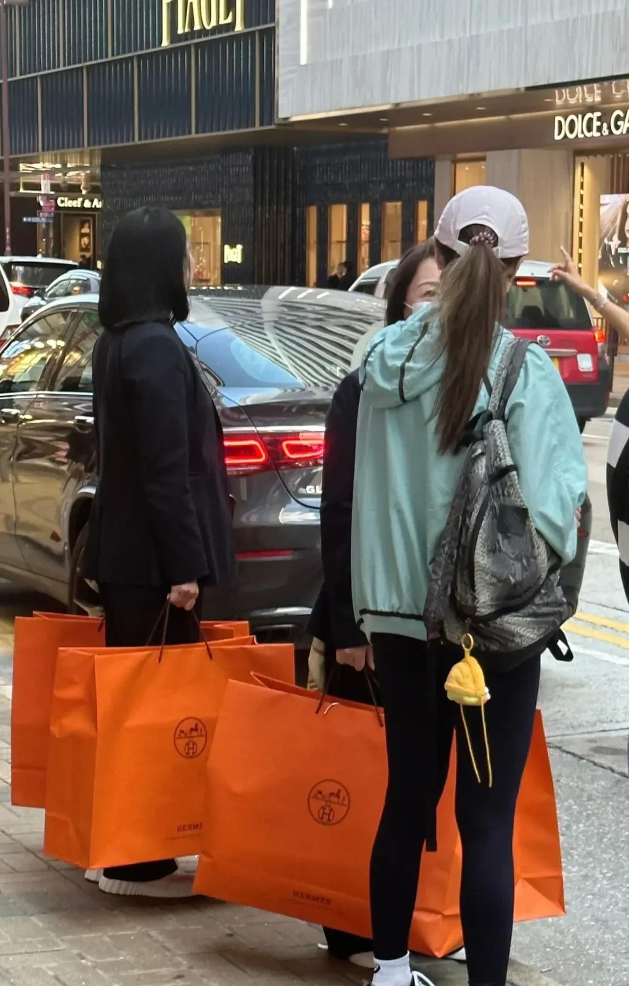 网友偶遇李嘉欣扫货，没想到李嘉欣那么明艳的大美女发质居然这么差，毛躁发量少。女