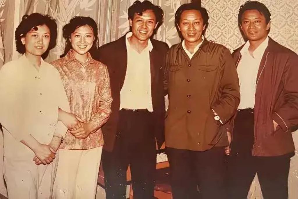 一张上世纪80年代电影人的合照：罕见的是第一次见到眉黛轻舒、笑意粲然的王馥荔