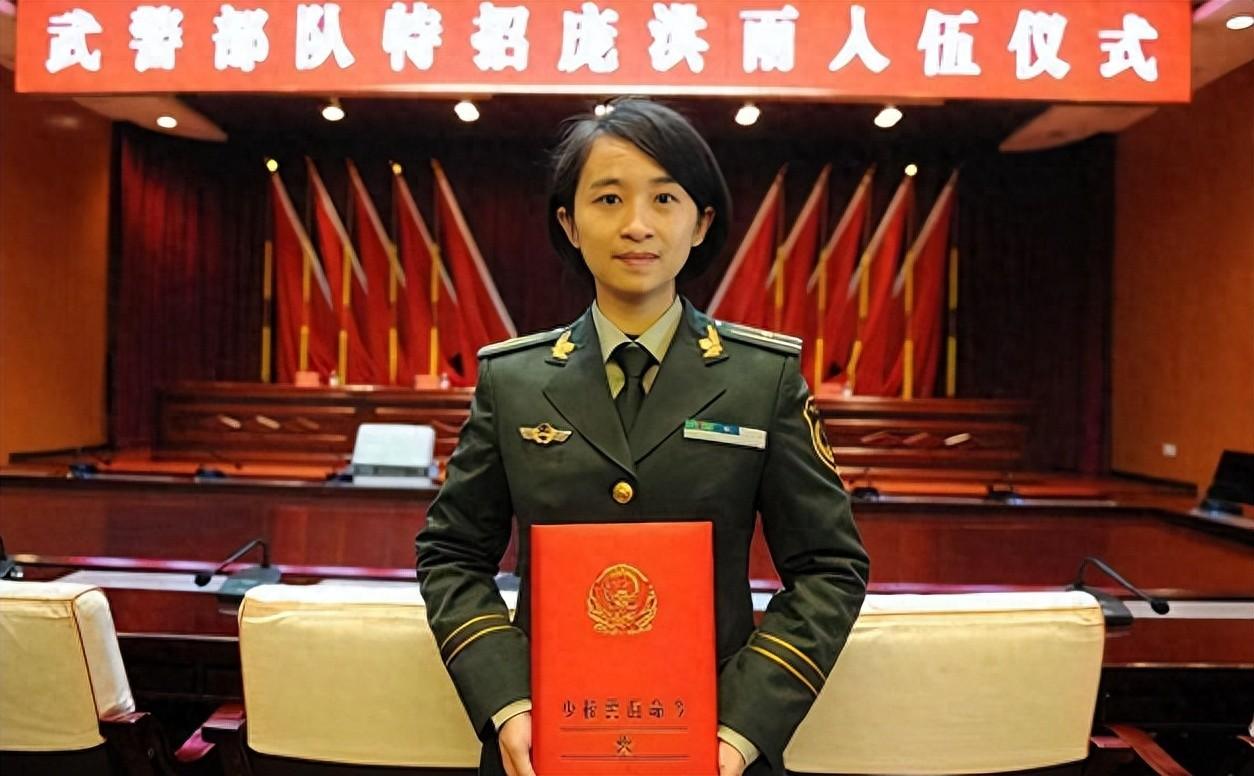 因被特招入伍并授予少校警衔，她陷入了舆论风波；人们猜测她背后有人，直到她说出那句