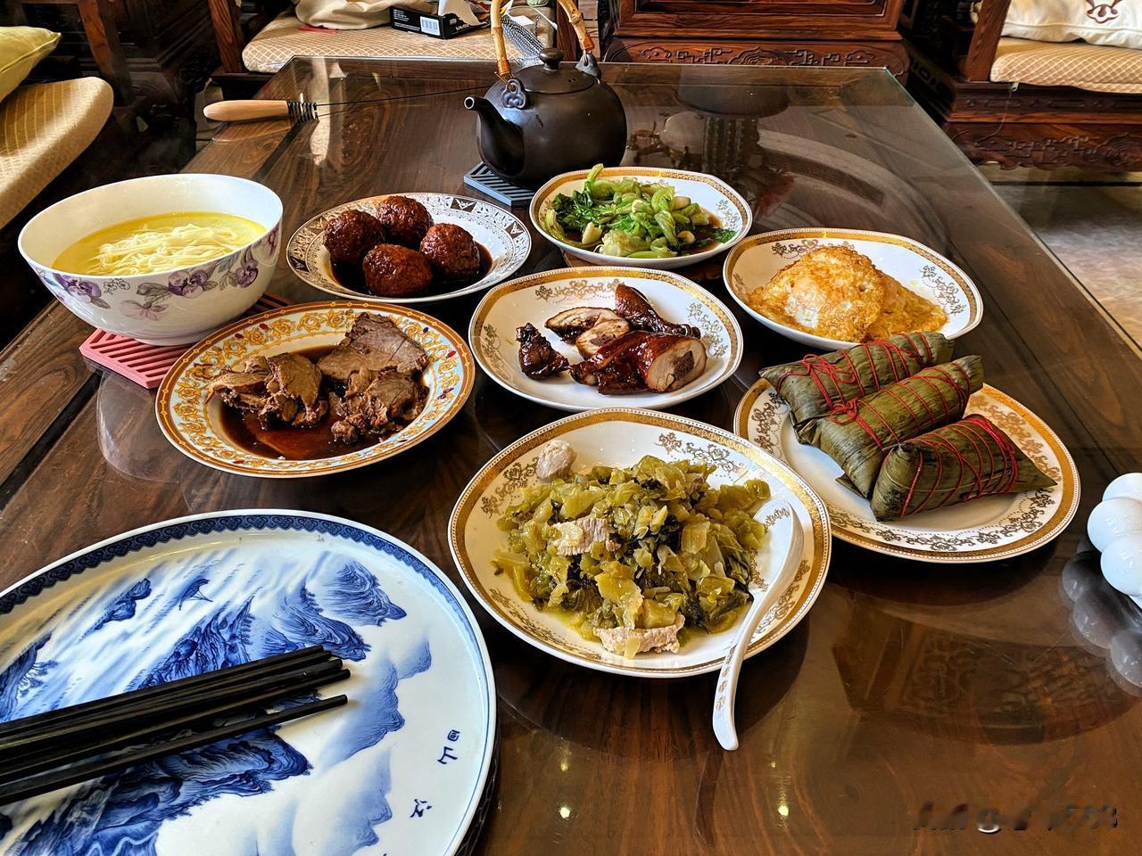 我在荻巷渔庄买了几份菜，有酱牛肉、肉丸子、鸡腿、去花园里摘了生菜，煎了鸭蛋，炒了