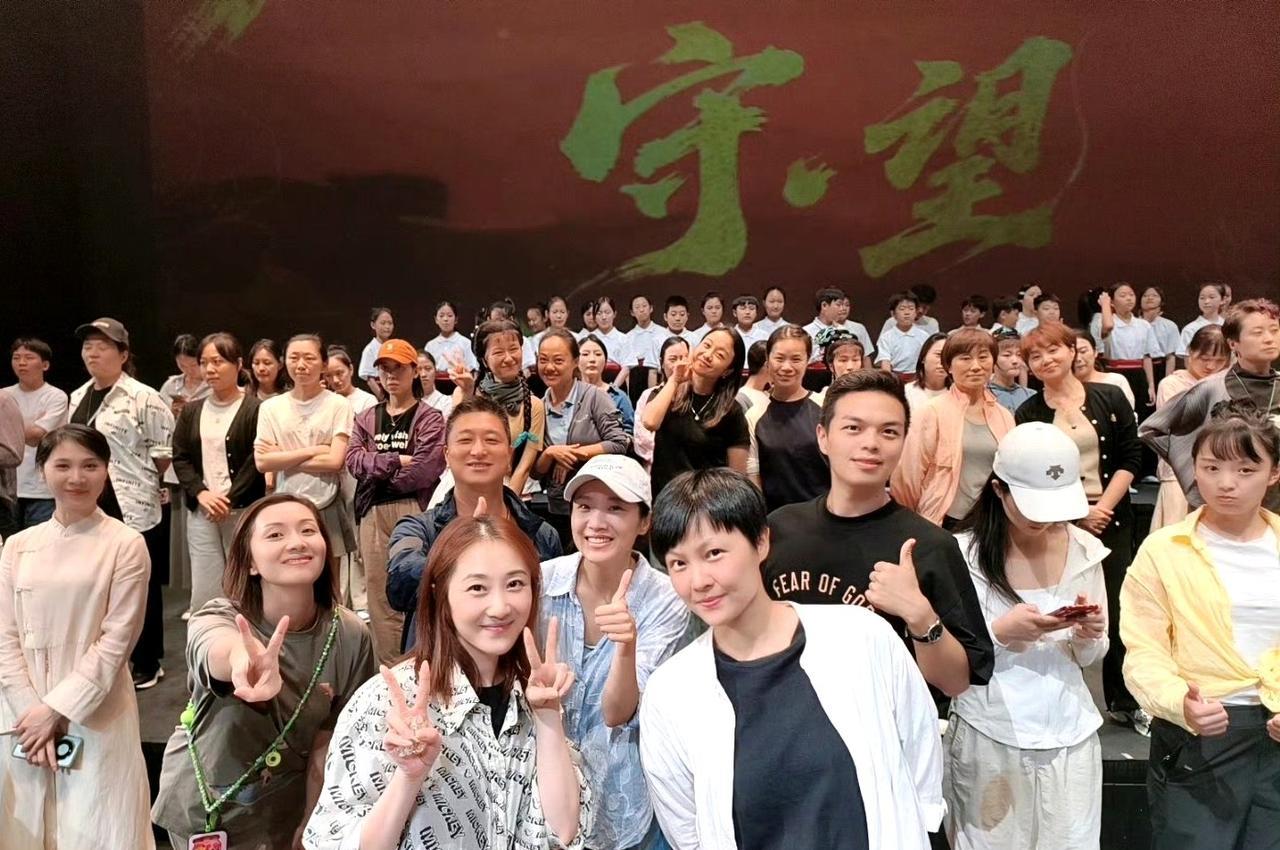 上海越剧院建院70周年，最随意拍到的一张照片，却汇聚了这么多剧院的中青年当红角儿