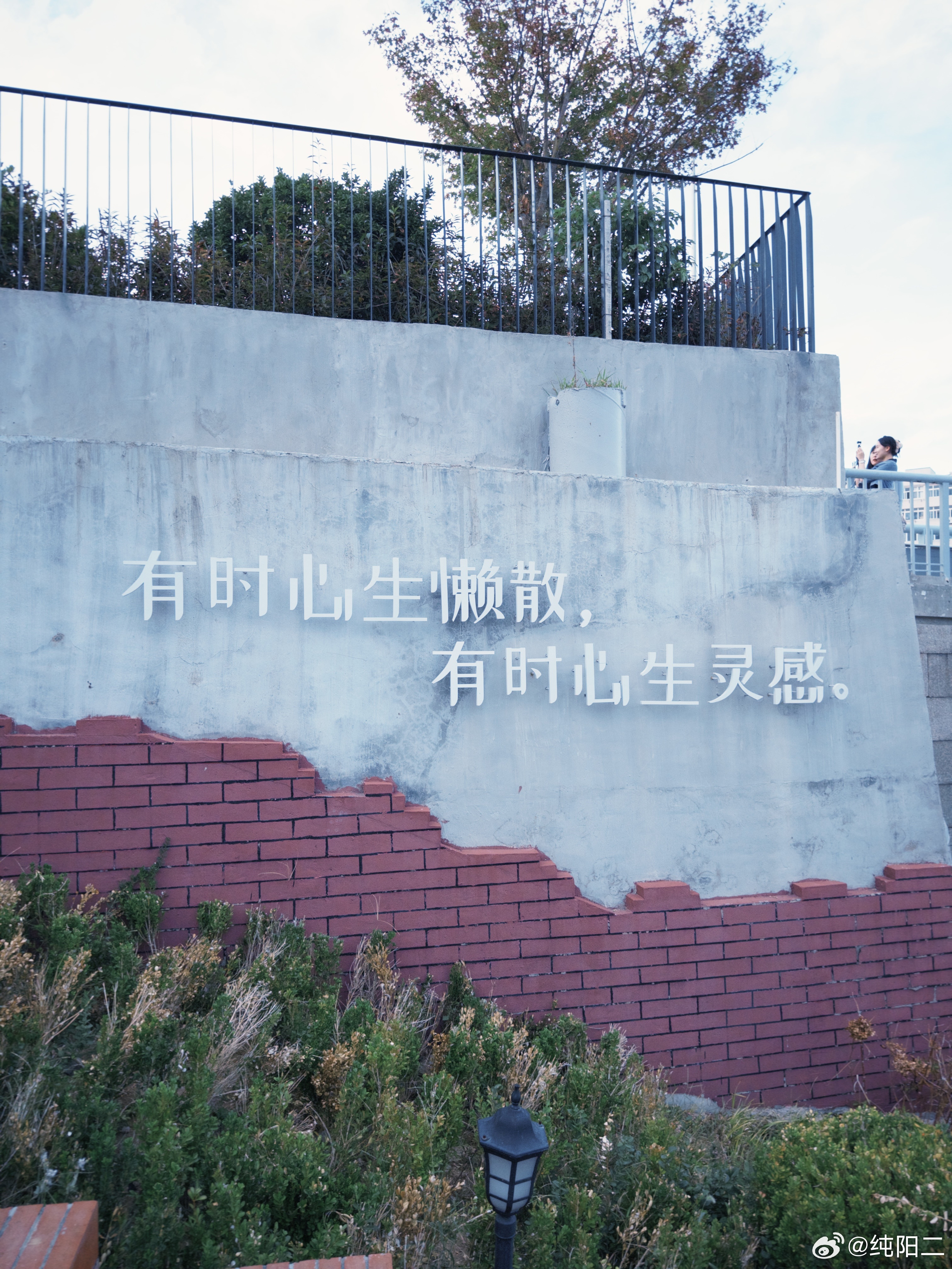 从威海离开去青岛的那天，除了俩人像被狗追一样先狂飙去加油站加油然后去还车再各拿着四十斤行李狂奔去车站