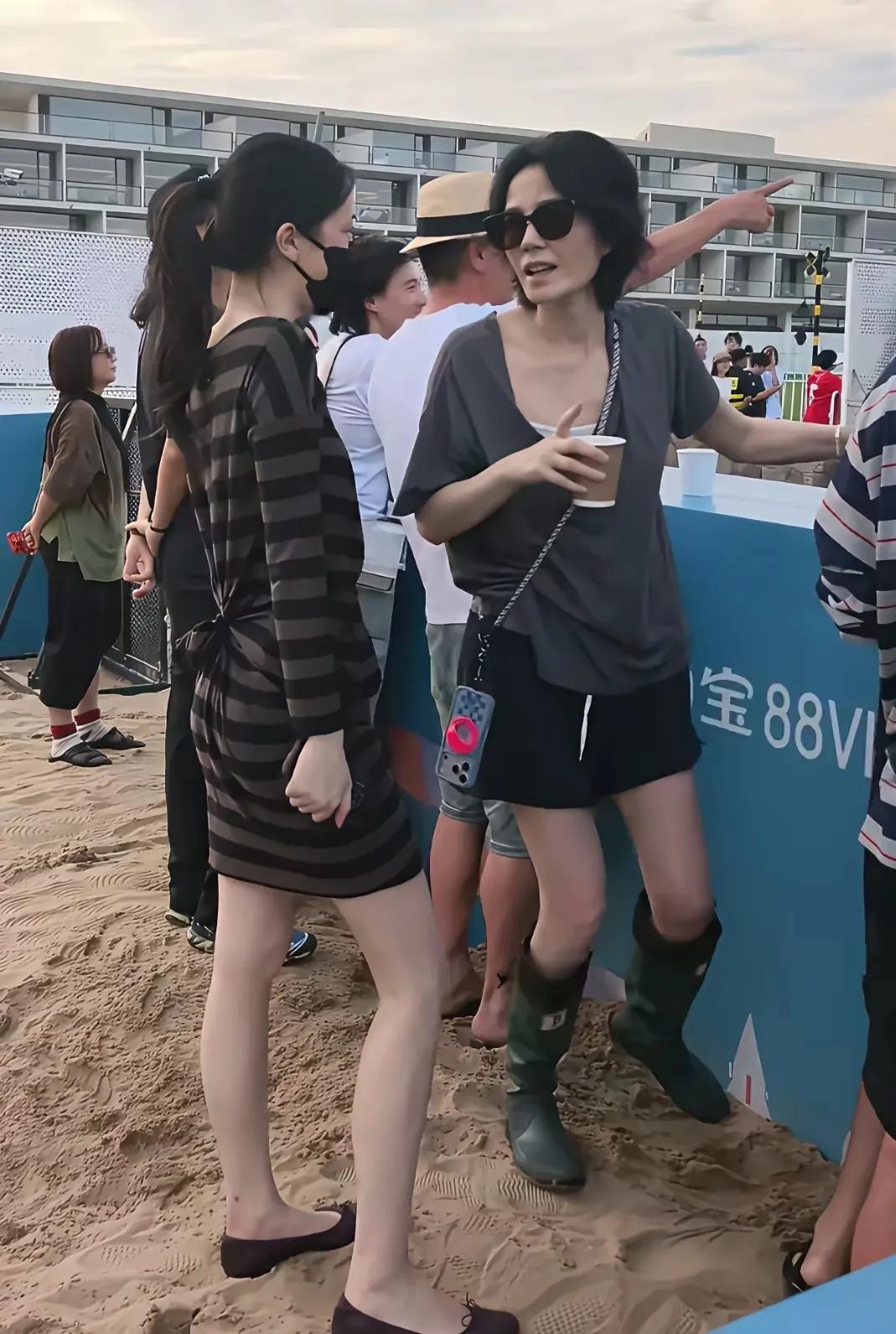 看完王菲母女音乐节生图才懂，真正的高级从不需要刻意打扮。T恤短裤雨靴，简简单单