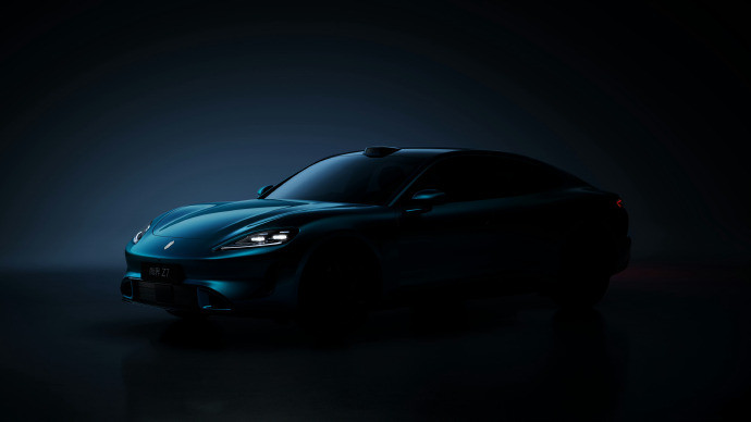 尚界Z7居然有种概念车直接量产的感觉，低趴的尖鼻子和分段式灯组，造型很特别，颇有