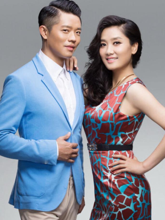 有一次，凤凰传奇演出完，曾毅带着玲花回自己家吃饭，曾父问她：“你俩在一起这么长时