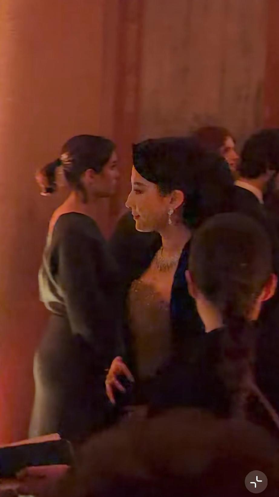 刘亦菲宝格丽珠宝晚宴，打扮像名媛似的换了衣服，仔细看有年龄感了，有种中年女性的味