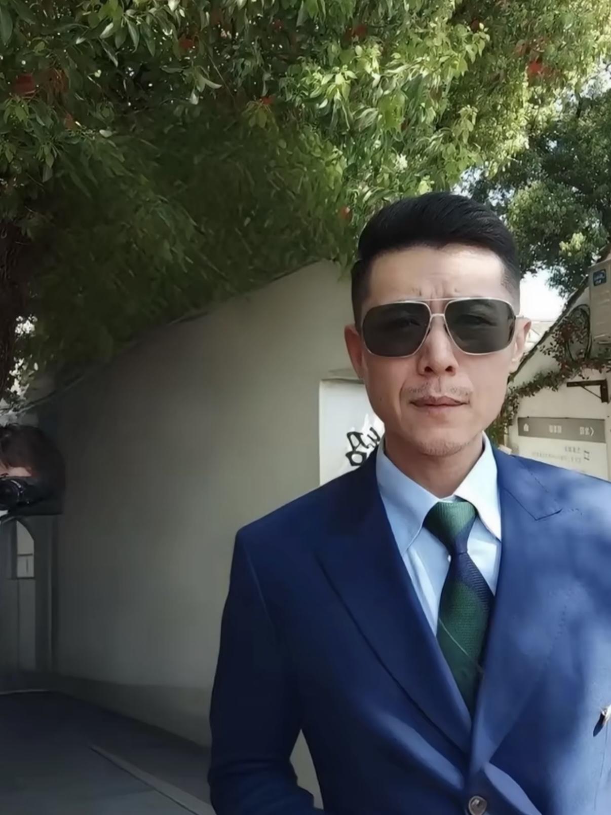 连麦男子：冰哥，我37岁，送快递送了六年。上个月派件的时候，一个客户说包裹破了