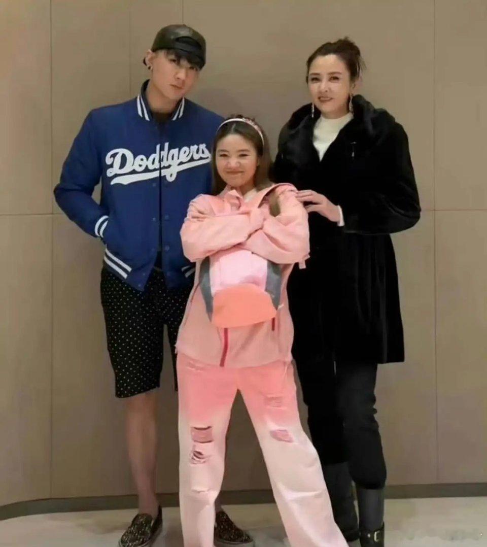 网传李勒优和晋妈、崔晋闹掰的导火索，是年初李勒优的姑姑生病急需用钱，于是来找李勒
