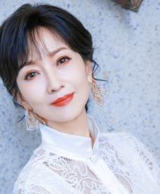 1975年，21岁的赵雅芝嫁给了31岁的香港名医黄汉伟，可婚后3年，赵雅芝便与有