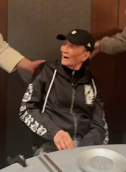 时尚了一辈子，这次没戴他那个标志性的墨镜！[捂脸哭][捂脸哭][捂脸哭]89岁谢贤状态
