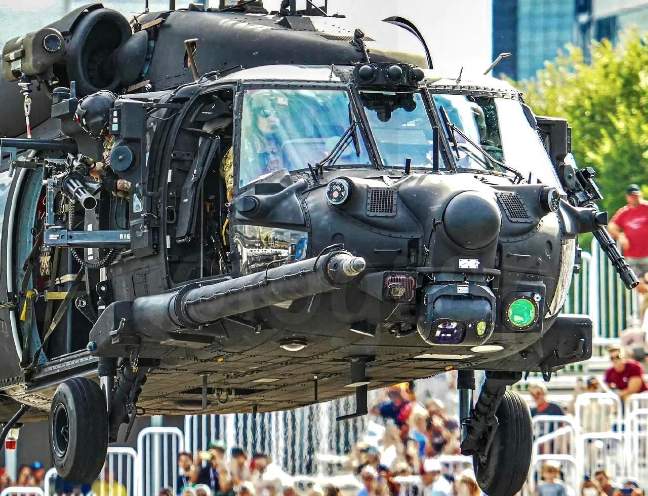 参加入侵委内瑞拉的MH-60L“直接行动穿透者（DAP）”特种直升机，机身布满