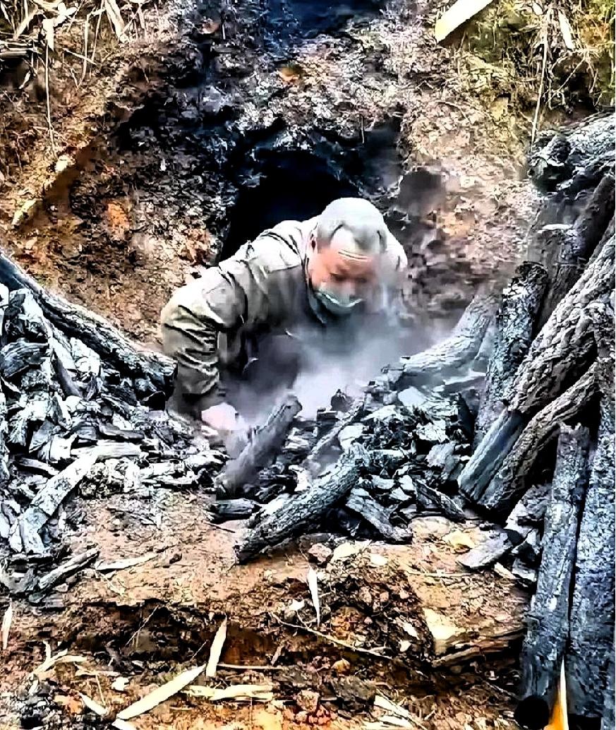 估计节目导演肠子都悔青了！花天价打造的荒野求生真人秀，硬生生被一位广西老表玩成了