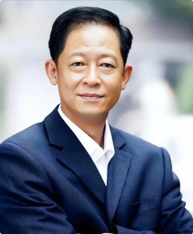 王志文说过这样一句话：“不要操心任何人，哪怕是家人，不过度参与他人的生活，哪怕