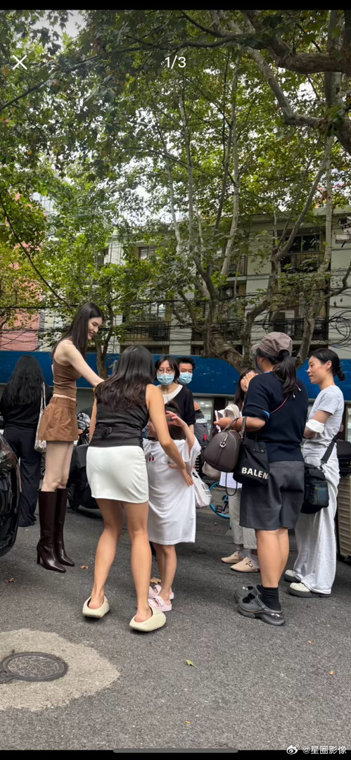 何穗的身材比例真夸张，只有站她身边才能感受到。。。​​​