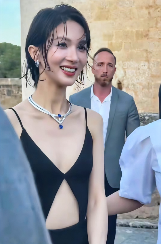 金晨，171cm，美不美呢？但总觉得哪里怪怪的，你们看看是不是呢？