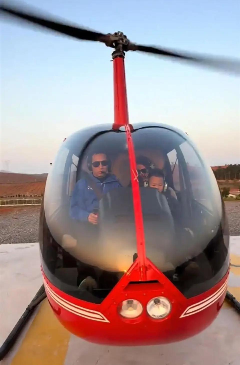 真硬核！为躲元旦堵车，湖南一男子直接开飞机带老婆孩子回村，80公里只花15分钟