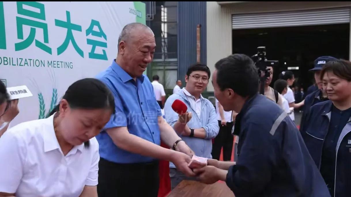 河南某机械设备公司的老板崔培军来到分公司检查工作。这时一个员工凑上前去主动跟崔老
