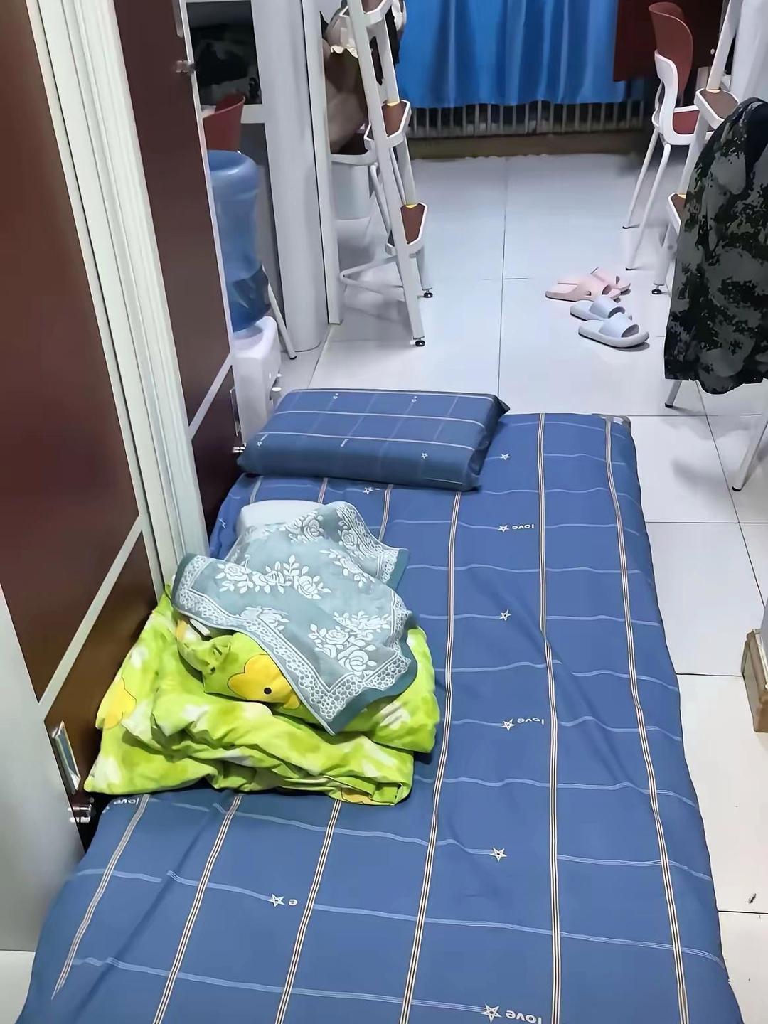 江苏一位家长爆料，自家刚上大一的外甥女，开学后连续多日频繁呕吐。一开始家人都以为