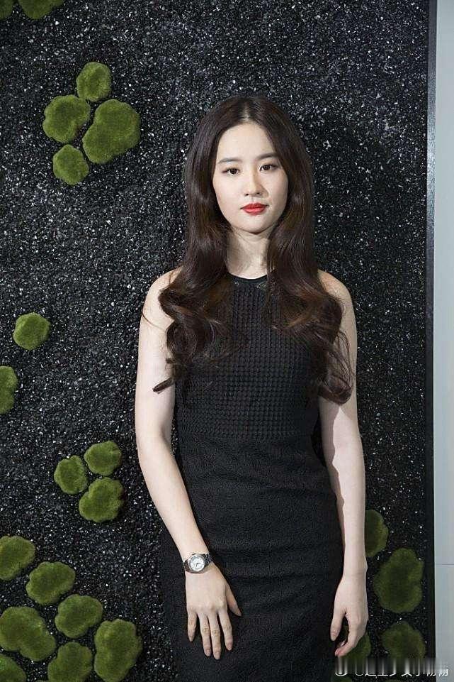 刘亦菲终于换风格！穿无袖修身裙配长卷发，美得像换了个人！​​​