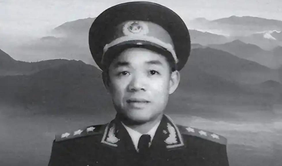 1950年春，雷州半岛。韩先楚翻完渡海登岛的花名册，"啪"一声把名单摔在了桌上。