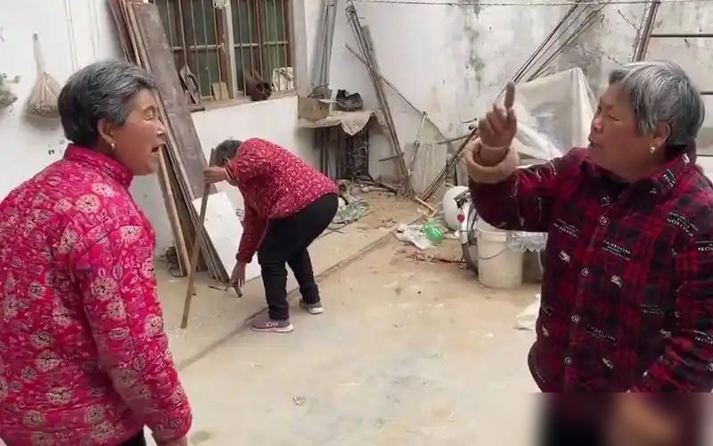 跟邻居吵架，没敢动手，回到家心里不服气，去厕所掏了一把屎💩，去邻居家敲门，邻居