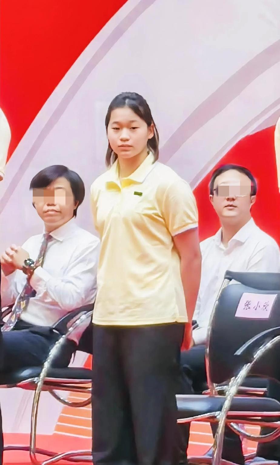 全红婵，让人心疼！感觉她眼睛里没有光了，变得小心翼翼，心事重重的样子。她肯定