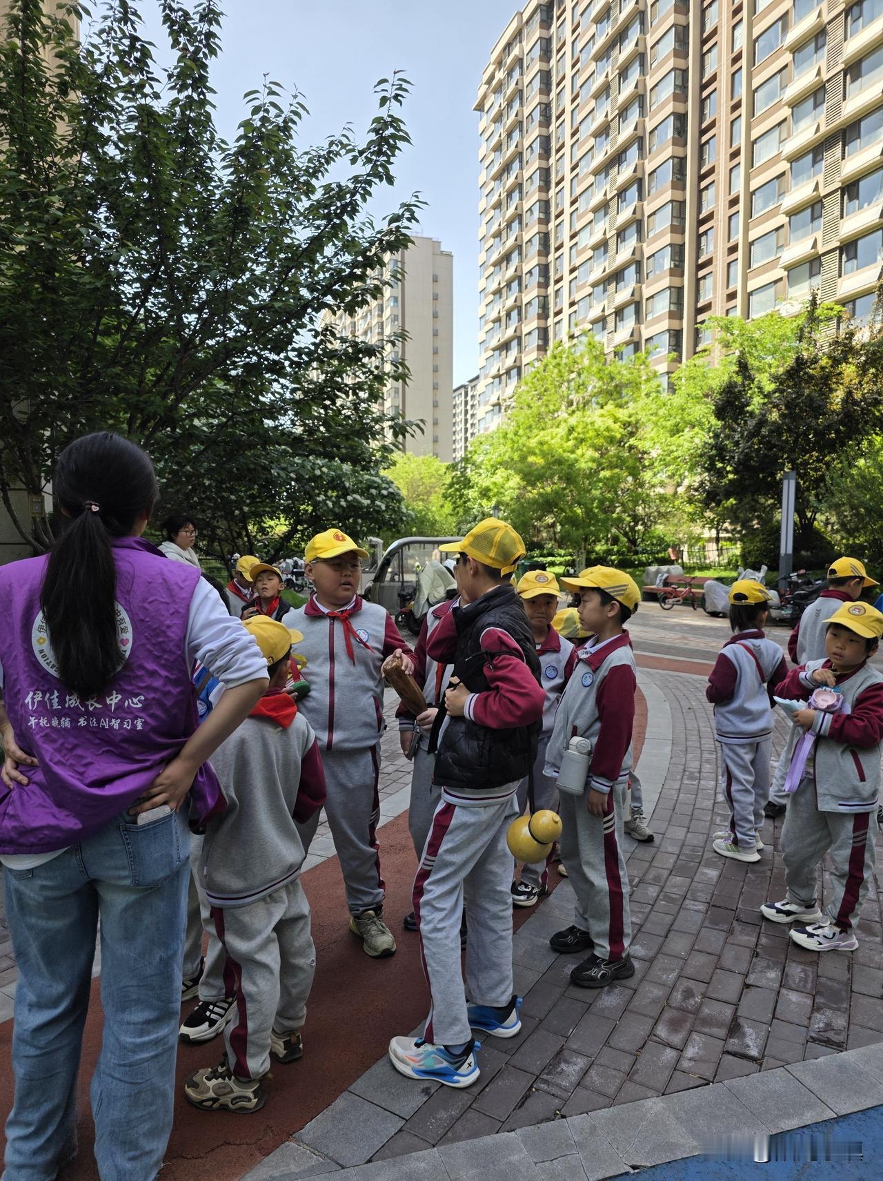 今天中午我帮了别人，别人又帮了我……中午下楼吃午饭回来，刚进小区，老远看到一