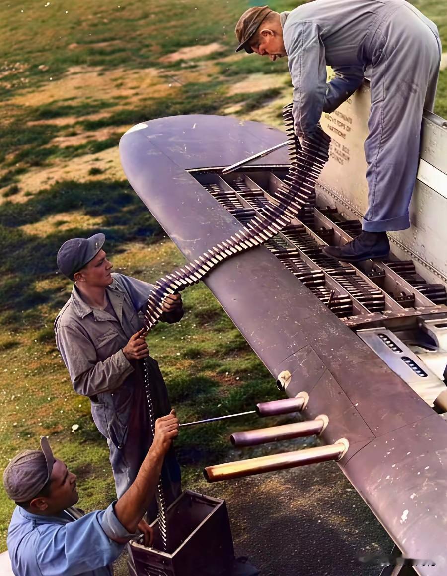 这是一张老照片，这应该是往飞机的翅膀上安放子弹，或者是往其他地方安排子弹，不知道