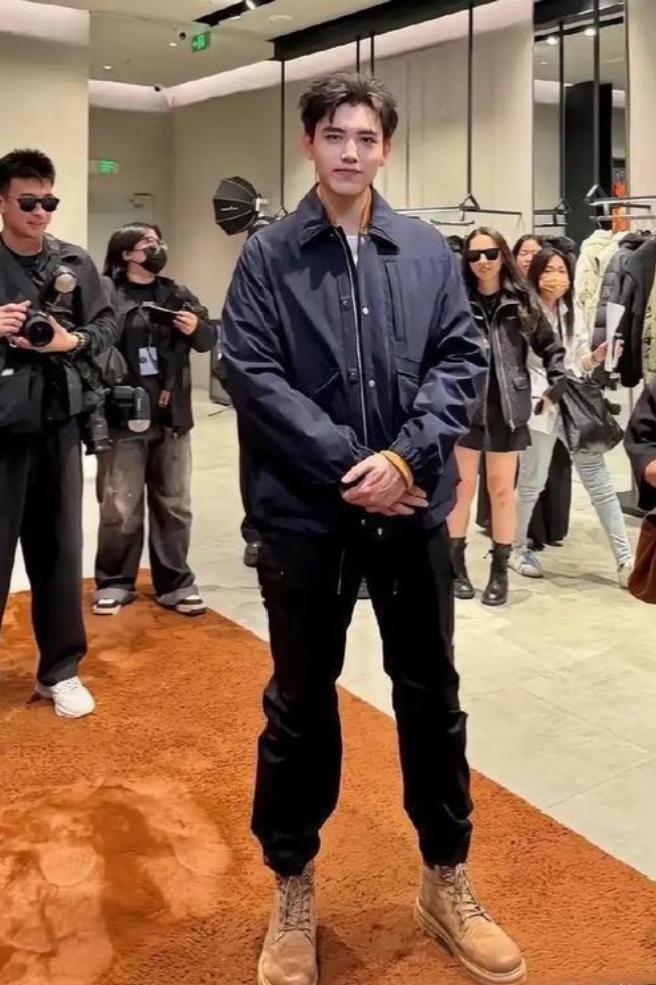 线下见过陈飞宇才懂，镜头真的藏不住优越骨相听亲戚线下偶遇陈飞宇，真人比荧幕