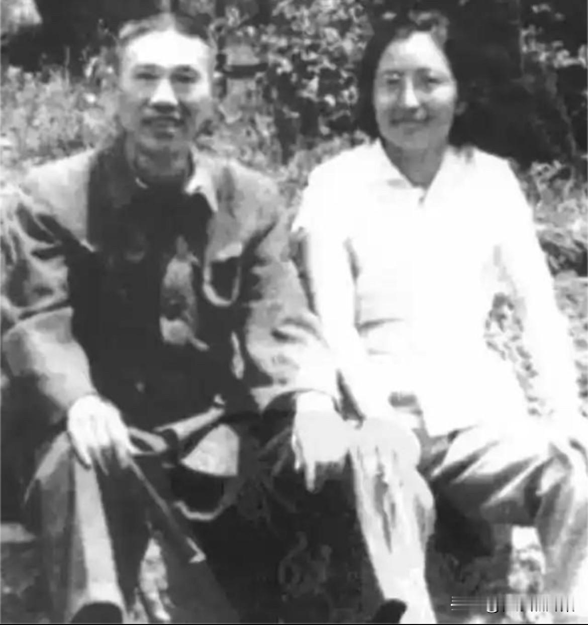 邓华将军和妻子李玉芝的合影。1980年7月3日，邓华在上海病逝，享年70岁。临终