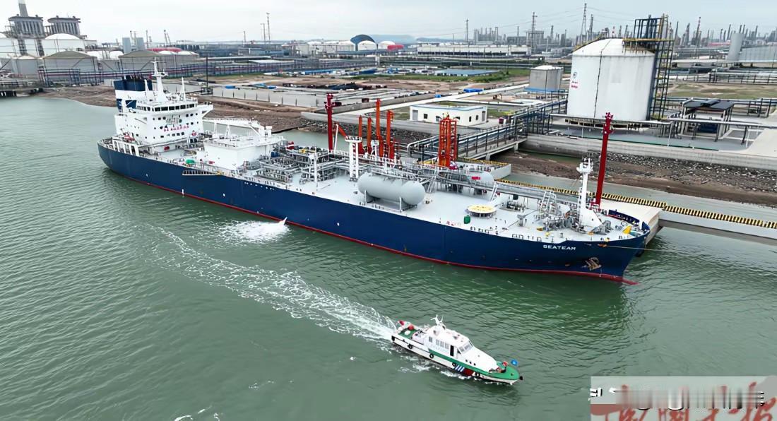 重大突破！装满货物的轮船，驶向印度。这艘特制的运输船从钦州港驶出，航向印度洋